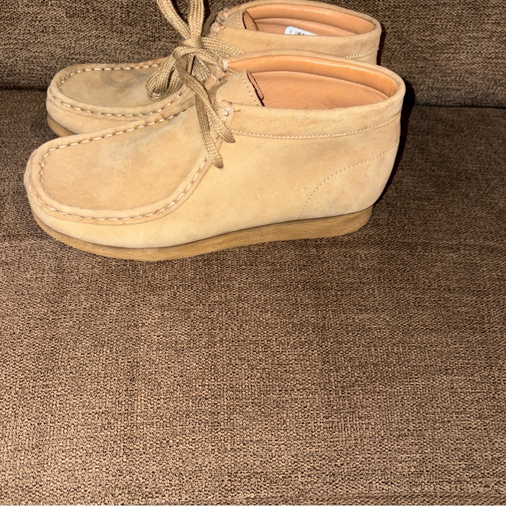 KIDS Tan CLARKS WALLABEEBOOTO Suede High Top Boots Shoes Youth 2.5w new